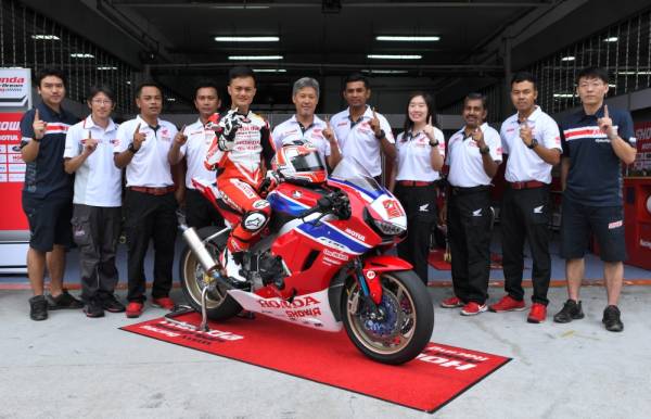 
Team Honda Asia-Dream Racing dan Showa bersama jentera perlumbaan CBR1000RR SP2 pada pusingan pertama Kejohanan Perlumbaan Jalan FIM Asia 2019 di Malaysia baru-baru ini.