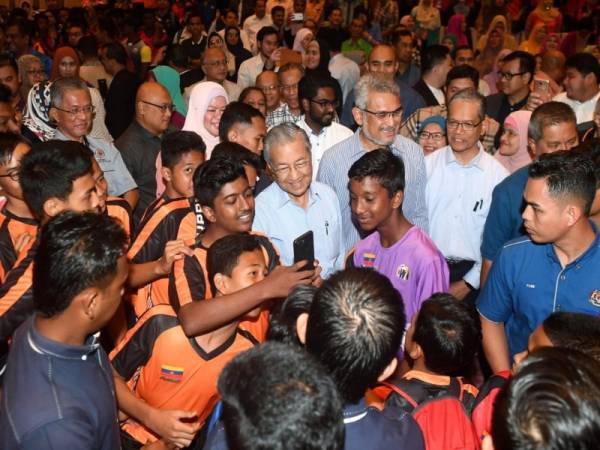 Perdana Menteri Tun Dr Mahathir Mohamad (tengah) berswafoto bersama para peserta selepas Majlis Pelancaran Program Ikon Remaja Wilayah Persekutuan di Pusat Konvensyen Antarabangsa Putrajaya hari ini.Turut hadir, Menteri Wilayah Persekutuan Khalid Abd Samad. - Foto Bernama