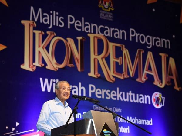 Perdana Menteri Tun Dr Mahathir Mohamad menyampaikan ucapan pada Majlis Pelancaran Program Ikon Remaja Wilayah Persekutuan di Pusat Konvensyen Antarabangsa Putrajaya hari ini. Foto: Bernama