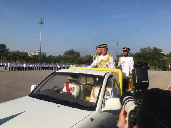 Yang di-Pertuan Agong Al-Sultan Abdullah Ri’ayatuddin Al-Mustafa Billah Shah berkenan menyempurnakan Istiadat Perbarisan Pentauliahan Diraja dan Pengurniaan Tauliah Pegawai Kadet ATM Tahun 2019 di Kem Perdana Sungai Besi. - Foto Bernama
