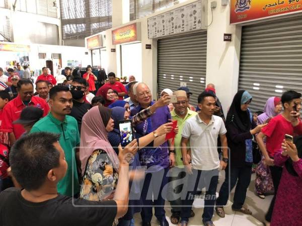 Najib ketika tiba di Medan Niaga Kampung Melayu Majidee hari ini.
