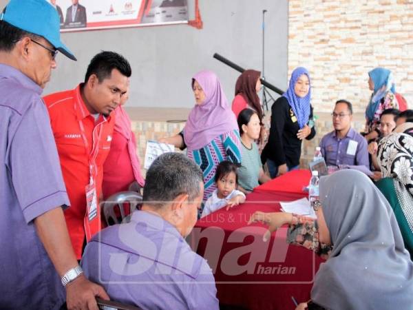 Akmal meninjau aktiviti Program Jelajah Demi Harapan Rakyat.
