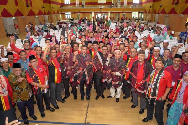 Saifuddin dan Ahmad Faizal (tengah) bersama sebahagian ahli dan Jawatankuasa Pusat Imami sempena Mesyuarat Agung Dwi Tahunan, hari ini.
