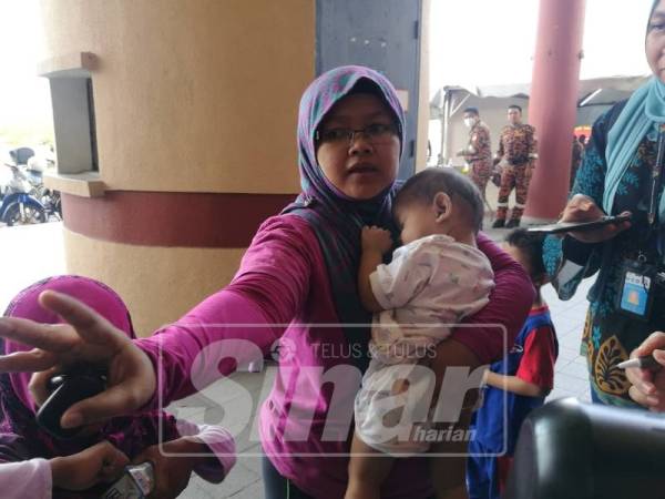 Saloma ketika diajukan soalan oleh media, namun dia tergesa-gesa ke klinik bagi mendapatkan rawatan untuk anak kecilnya.