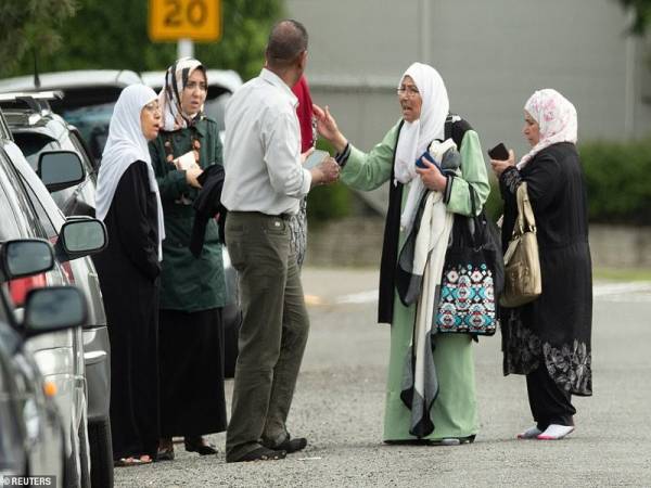 Sebahagian komuniti Islam di lokasi kejadian, semalam. - Foto Reuters