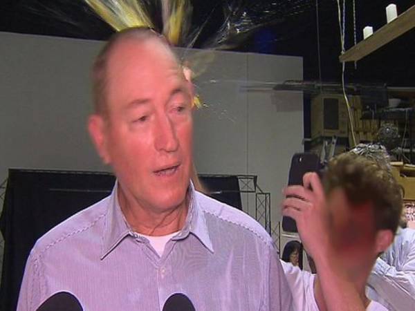 Senator Queensland Fraser Anning dibaling telur oleh seorang remaja lelaki. - Foto ABC
