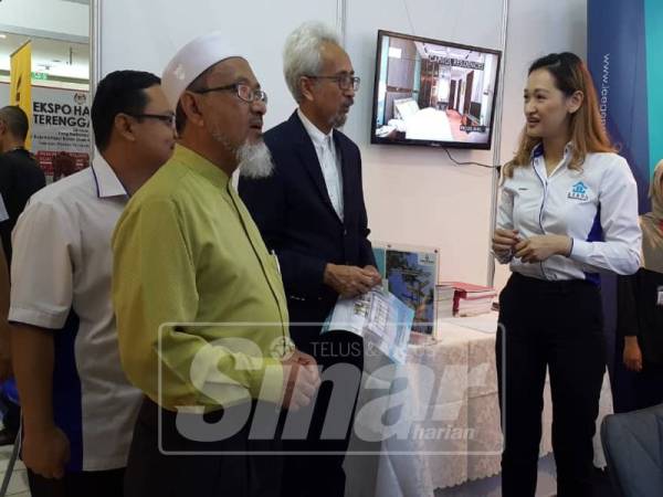 Raja Kamarul Bahrin (tengah) melawat reruai pemaju hartanah yang menyertai ekspo itu.