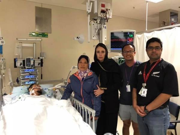  Gambar lawatan mengejut Perdana Menteri New Zealand yang dikongsikan di laman sosial Facebook Mohamad Firdaus.