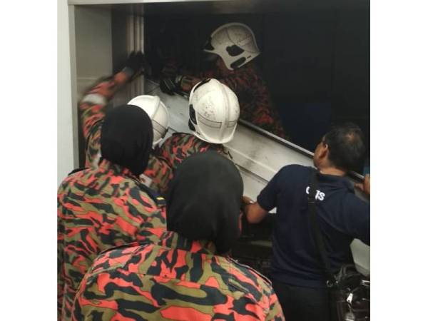 Anggota bomba sedang menjalankan operasi menyelamat kesemua mangsa yang terperangkap. Foto: Ihsan Jabatan Bomba dan Penyelamat Kuala Lumpur