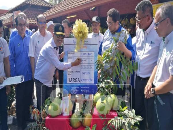 Ahmad (lima kiri) bersama pengusaha premis Hentian Rehat dan Rawat Bukit Gantang arah utara selepas menyerahkan sijil peraturan GPL kepada kesemua mereka hari ini.
