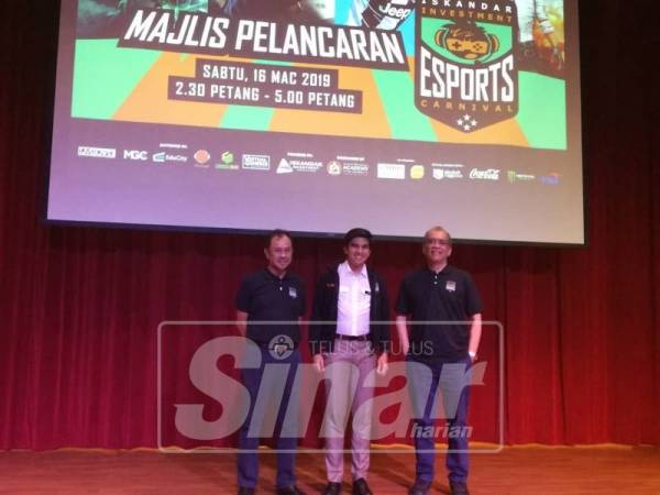 Syed Saddiq (tengah) bersama Khairil Anwar (kanan) selepas menyempurnakan gimik pelancaran Karnival E Sport Iskandar Investment, di sini, hari ini.