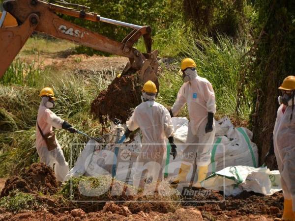 Kerja-kerja pembersihan sungai Kim Kim.