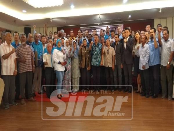 Saifuddin (tengah) bersama pimpinan PKR Perak dan ketua-ketua cabang selepas mengadakan pertemuan, hari ini.