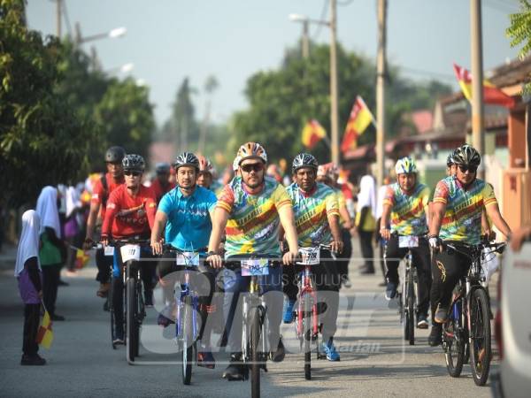 Tengku Amir Shah berkenan menyertai kayuhan amal &#039;Mahabbah Cycling 2019&#039; bersama 500 peserta lain di sepanjang 12 kilometer Kampung Sementa, Kapar, hari ini.