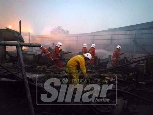 Tiga rumah kayu terbakar