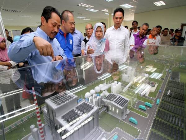 Menteri Perumahan dan Kerajaan Tempatan Zuraida Kamaruddin (tiga, kiri) mendengar penerangan daripada Ketua Pegawai Eksekutif Cypark Resources Berhad, Datuk Daud Ahmad (kiri) ketika mengadakan lawatan kerja ke tapak projek SMART Waste-To-Energy (WTE) di Pusat Pelupusan, Rawatan dan Pengambilan Semula Sumber Sisa Pepejal Secara Sanitari (Cypark) Tanah Merah, hari ini. - Foto Bernama