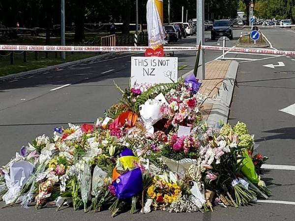 Karangan bunga tanda penghormatan dan solidariti untuk mangsa tembak rambang di Christchurch.