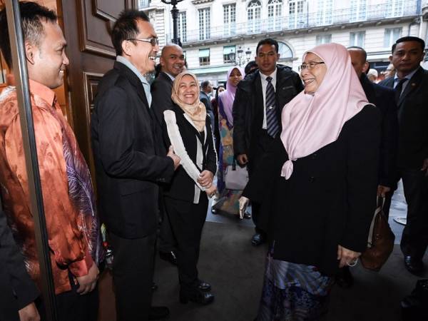 Dr Wan Azizah (kanan) ketika beramah mesra bersama rakyat Malaysia ketika tiba di pekarangan hotel penginapan untuk memulakan lawatan kerja lima hari ke Paris, Perancis hari ini bagi menyertai Program Majlis Pengurusan Transformasi Sosial Antara Kerajaan (IGC MOST) dan Sesi ke-14 IGC, MOST. - Foto Bernama