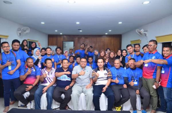 Syahbuddin (tengah) dan Amirullah (kiri) bersama 60 peserta program MAYC Kawasan Marang di Pulau Kapas.