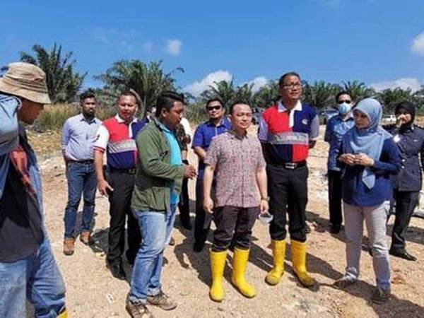 Maszlee meninjau keadaan tapak pelupusan sampah.