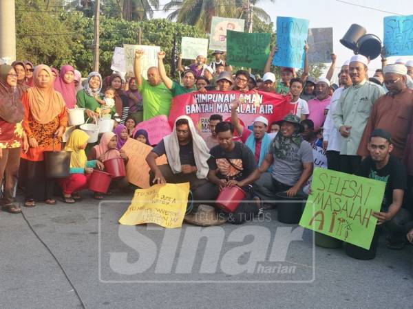 Sabri bersama penduduk yang membuat himpunan, semalam.