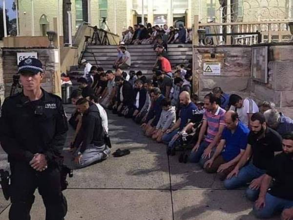 Sejak semalam, hampir semua masjid di negeri-negeri Barat jemaahnya bertambah hingga tiga kali ganda.
