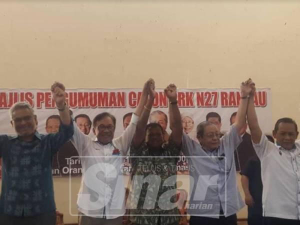 Streram (tengah) diumum sebagai calon PH pada PRK DUN Rantau.