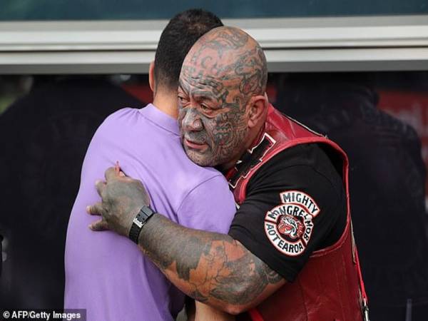 Salah seorang anggota geng Mongrel Mob menenangkan keluarga mangsa yang terlibat dalam insiden tembakan di Christchurch