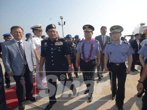 Zainal (dua, kiri) bersama Myung Suk (kanan) ketika Program Capacity Building dan Kunjungan Kapal Korea Coast Guard (KCG), di Jeti Boustead Cruise Centre, Pelabuhan Klang.