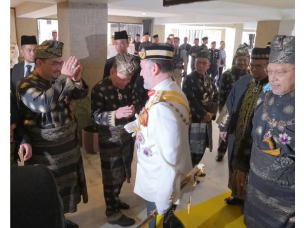 Sultan Muhammad V bersalaman dengan pembesar negeri ketika tiba di Kompleks Kota Darul Naim jam 11.15 pagi ini