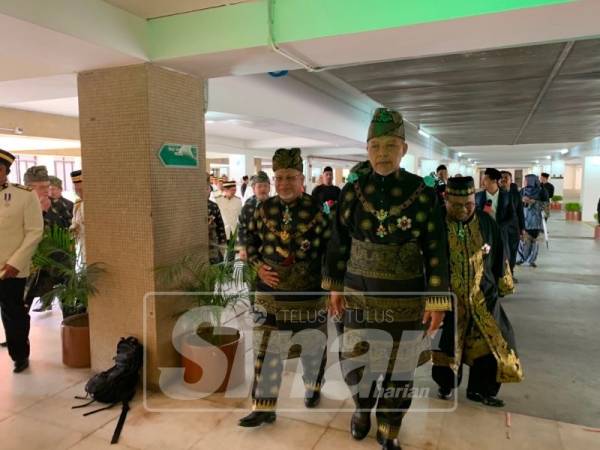 Mohd Amar (kiri) mengiringi Menteri Besar, Datuk Ahmad Yakob selepas Istiadat Pembukaan Penggal Kedua Sidang DUN Kelantan ke-14, hari ini.