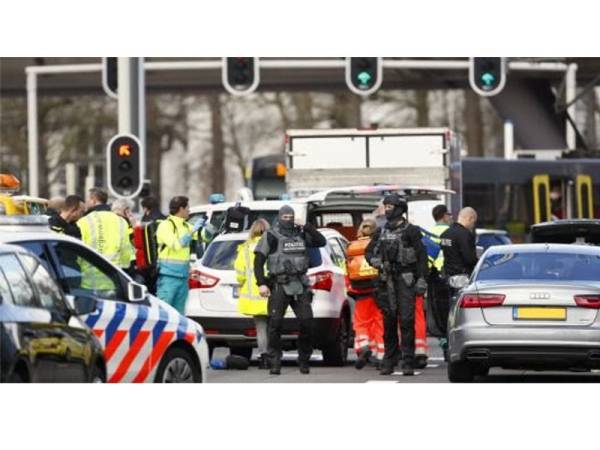 Polis antipengganas tiba berhampiran kawasan landasan tram di bandar Utrecht.