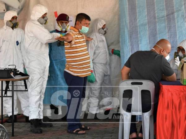 Anggota pasukan dari Unit Bahan Berbahaya (Hazmat) menggunakan peralatan Chemical Detector AP4C untuk mengesan sisa toksik dan bahan kimia pada seorang lelaki ketika mendapatkan rawatan awal di Stadium Tertutup Majlis Perbandaran Pasir Gudang.