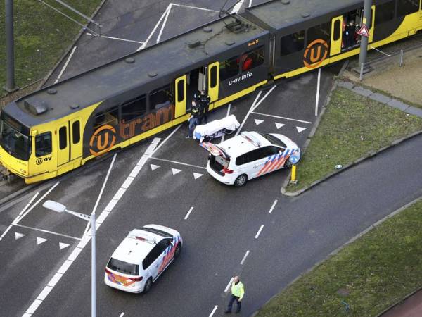 Pasukan polis khas memeriksa tram di persimpangan 24 Oktoberplein, di mana berlakunya insiden tembakan awal pagi tadi. - Foto AFP