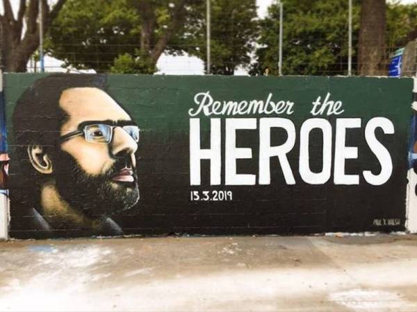 Artis New Zealand, Paul Walsh mengabadikan wajah wira Masjid Al Noor di Christchurch, Naeem Rashid dalam sebuah mural. - Foto FACEBOOK Paul Walsh