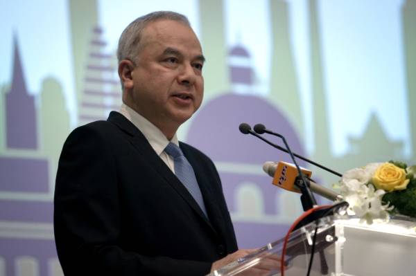 Sultan Nazrin Muizzuddin Shah berkenan menyampaikan titah pada Makan Malam Khas Sempena Perkongsian Strategik Antara Asia Tenggara dan Universiti Oxford di ibu kota. -Foto Bernama