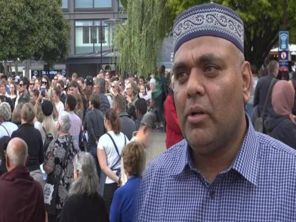 Ashiv Khan mengimbau detik melihat kanak-kanak kecil bermain di kawasan masjid Christchurch. - Foto TVNZ