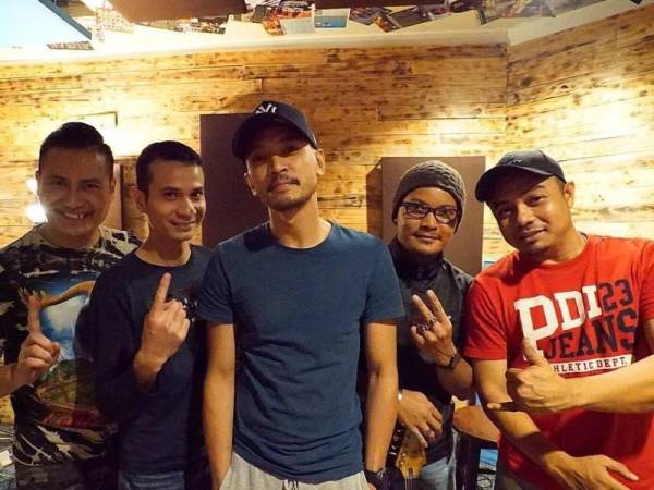 TOMOK BERSAMA ANGGOTA NEW BOYZ. Foto: INSTAGRAM