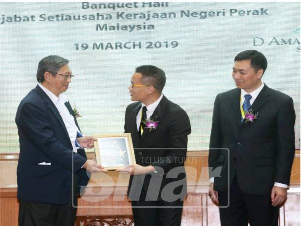 Mohammad Nizar menyampaikan cenderahati kepada Datuk Bandar Guangdong Shunde, Chen You Huan.