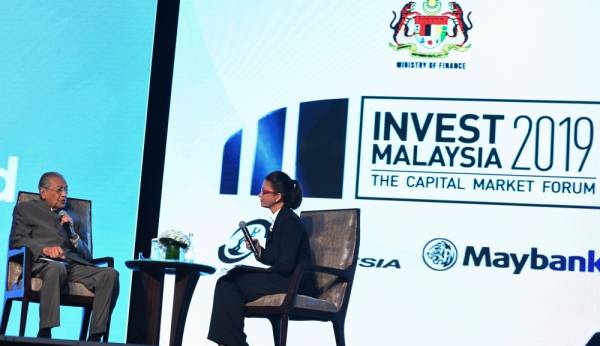 Dr Mahathir (kiri) ketika sesi soal jawab selepas menyampaikan ucaptama pada Invest Malaysia 2019 hari ini. Turut kelihatan Pengerusi Bursa Malaysia, Datuk Shireen Ann Zaharah Muhiudeen. -Foto Bernama
