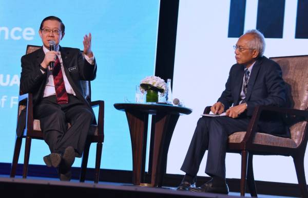 Lim Guan Eng (kiri) ketika sesi soal jawab pada Invest Malaysia 2019 hari ini. Turut kelihatan Penasihat Khas Media dan Komunikasi kepada Perdana Menteri, Datuk A. Kadir Jasin. -Foto Bernama