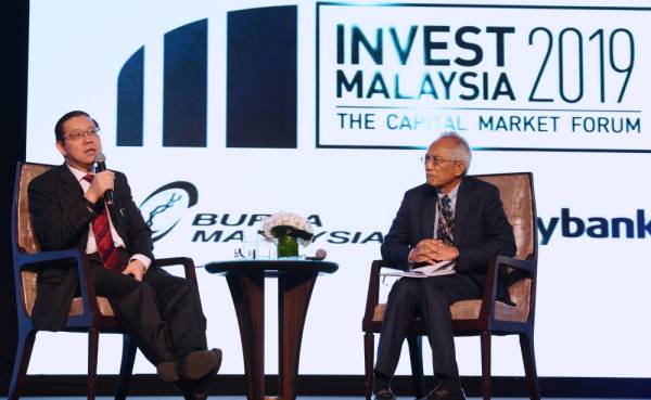 Lim Guan Eng (kiri) ketika sesi soal jawab pada Invest Malaysia 2019 hari ini. Turut kelihatan Penasihat Khas Media dan Komunikasi kepada Perdana Menteri, Datuk A. Kadir Jasin. -Foto Bernama