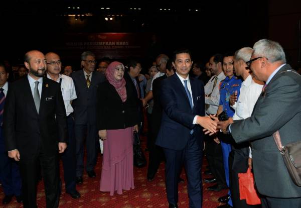 Mohamed Azmin Ali (tiga, kanan) bersama Menteri Besar Kedah Datuk Seri Mukhriz Tun Mahathir (kiri) beramah mesra dengan mereka yang hadir pada Majlis Perjumpaan Khas bersama Pegawai dan Kakitangan Kerajaan Negeri Kedah dan Persekutuan Negeri Kedah di Dewan Seri Negeri Wisma Darul Aman hari ini. -Foto Bernama