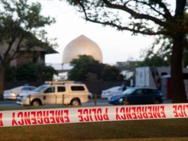 Pita keselamatan polis diletakkan di lokasi insiden serangan pengganas yang menyasarkan dua masjid di Christchurch, Jumaat lalu. - Foto AFP