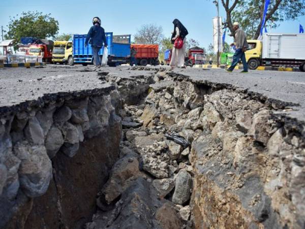 Sebatang jalan di Pelabuhan Kayangan rosak teruk akibat gempa bumi yang melanda Lombok pada Ahad lalu. 