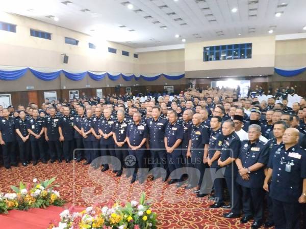 Mohamad Fuzi (tengah) selepas merasmikan majlis penutup persidangan Agung Tergempar Persatuan Pegawai Kanan Polis (PPKP) dan Persatuan Pegawai Rendah Polis (PPRP).