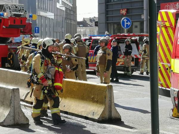 Pasukan bomba tiba di luar pejabat Kedutaan Britain di Brussels.