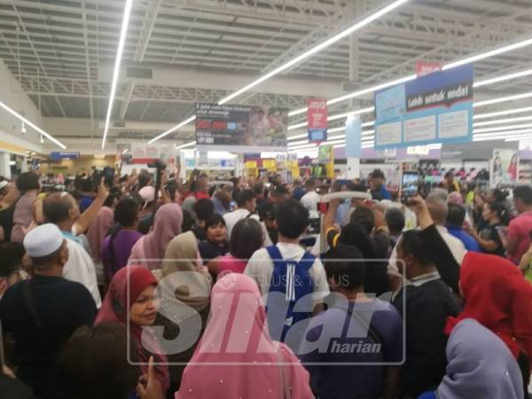 Najib diserbu pengunjung semasa membeli-belah barangan dapur di Tesco Senawang.
