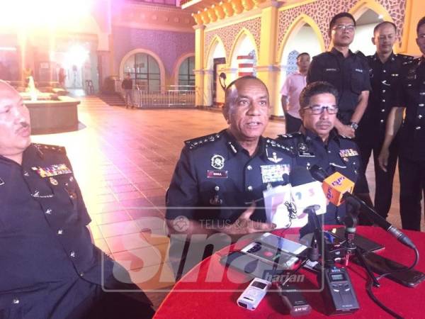 Sidang media selepas menghadiri taklimat pengurusan bencana di luar pekarangan Majlis Perbandaran Pasir Gudang (MPPG), di sini, hari ini.