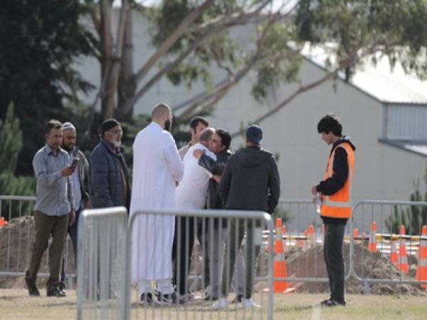 Antara ahli komuniti Muslim yang hadir ke kawasan perkuburan. - Foto NZ
HERALD